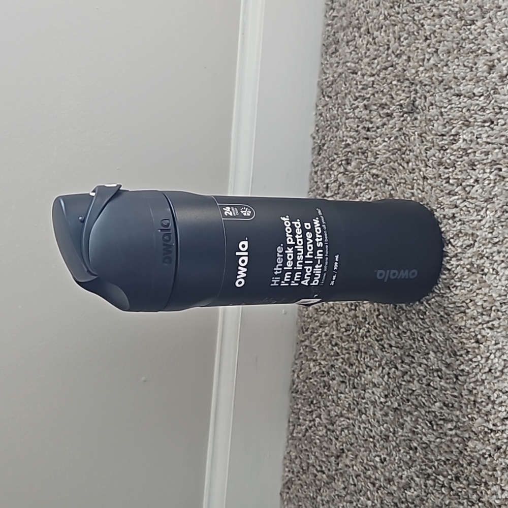 NWT 24 oz. Owala bottle
